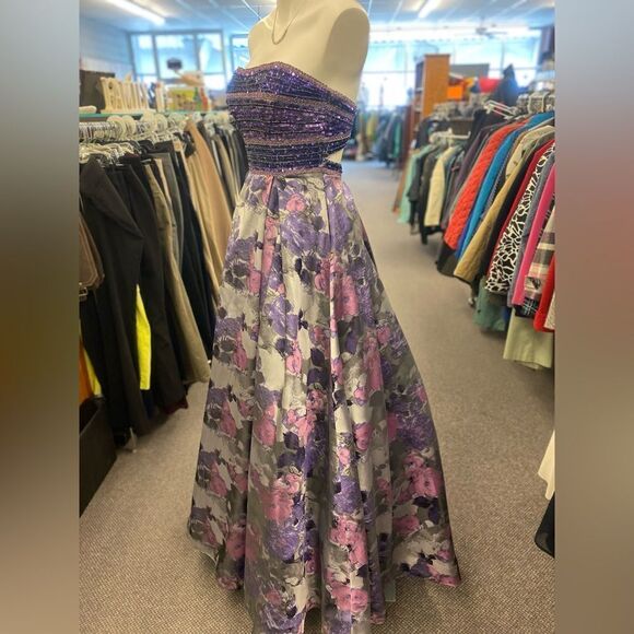 Ellie Wilde Ladies sz. 4 Purple Strapless Prom Gown